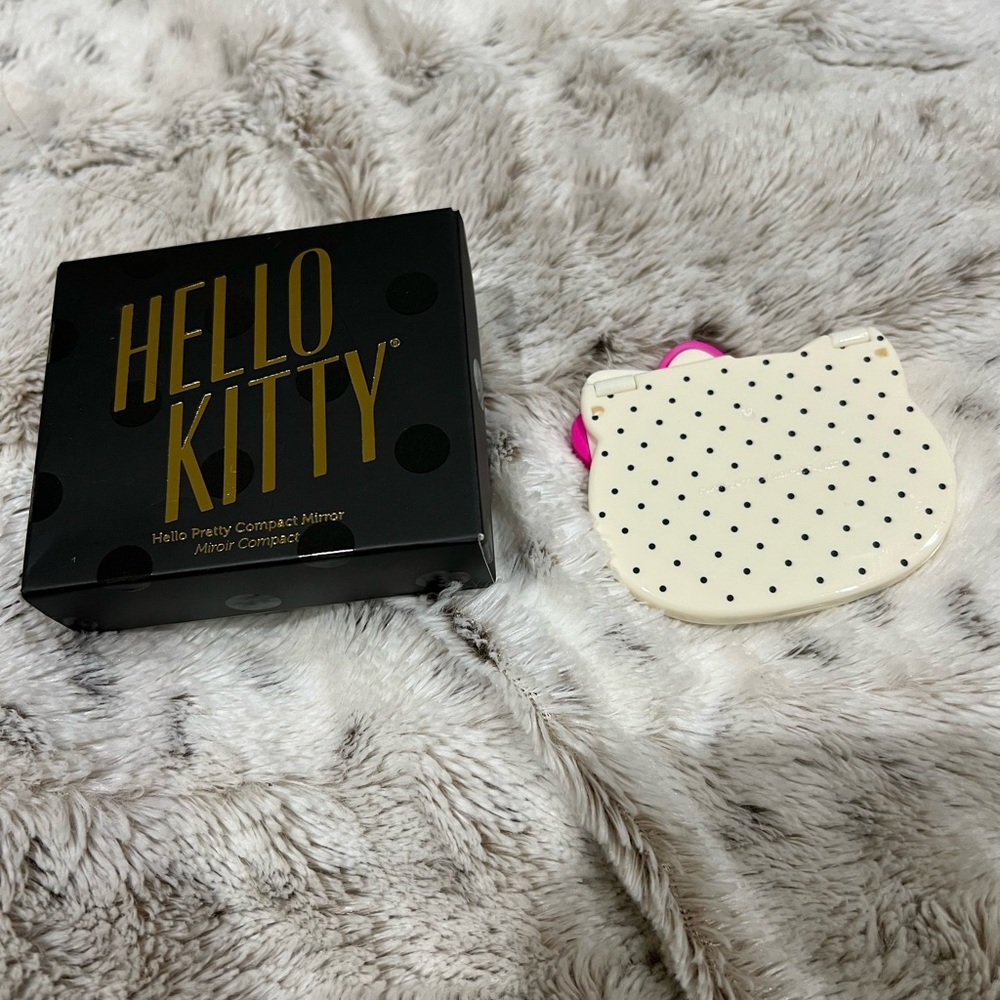 Hello Kitty Pretty Compact Mirror - Picture 2 of 3